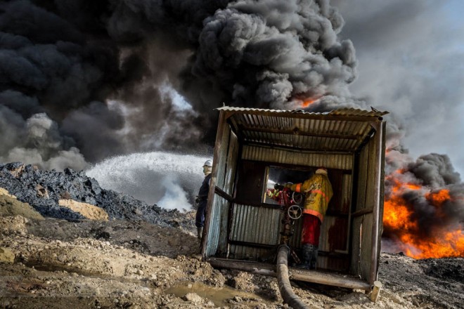 qayyarah burning oil fields environment photography by alessandro rota